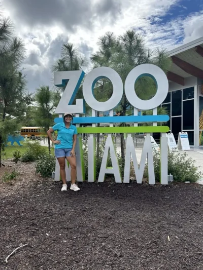Girl smiling in the Miami Zoo
